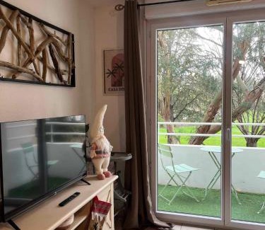 Marans Apartment | Discover L'Eucalyptus: Family-Friendly Stay with Pool