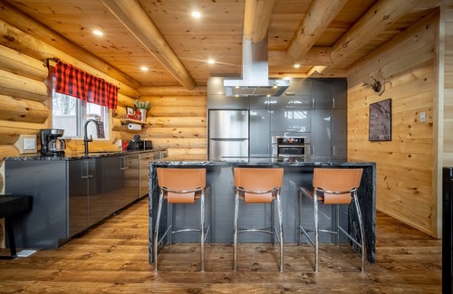 Saint-Philemon Ski Chalet | Discover Arborum Sugar Camp: Rustic Chalet with Spa & Hot Tub