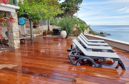 Pietranera House | Oceanfront Bliss: Experience "les Pieds Dans L'eau"!