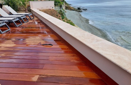 Pietranera House | Oceanfront Bliss: Experience "les Pieds Dans L'eau"!