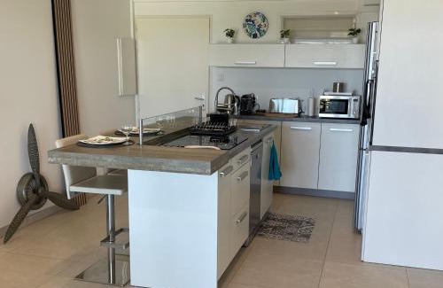 St Gilles-les-Bains Apartment | Oceanfront Escape at L'Hémisphère Sud with Spectacular Views