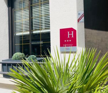 Caen City Centre Hotel | Discover L'Hôtel Bristol: Pet-Friendly with Breakfast Included