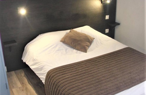 Romilly-sur-Seine Hotel | Discover L'Hôtel Le Marais: Pool, Dining & Family Friendly