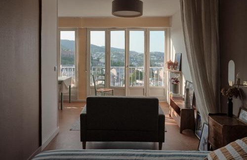 Royat Apartment | Tranquil Stay at L'heure Bleue - Child Friendly Escape