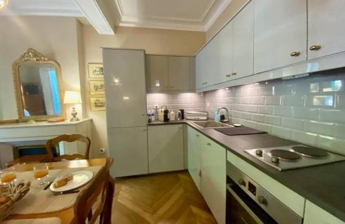Nimes City Centre Apartment | Cozy L'historien Hotel with Balcony in Heart of Nîmes