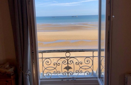Asnelles Apartment | Relax at L'Horizon Bleu: Pet-Friendly Sea Front Retreat