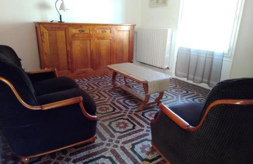 Conflans-sur-Seine House | Family-Friendly L Hote Saison with Great Guest Ratings