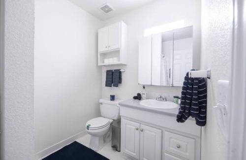 Lawrence Apartment | Convenient House of Blues Near KU, Mass & Shopping