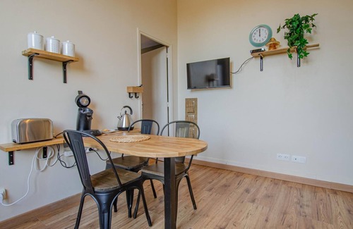 Troyes Apartment | Explore Relaxation at L'Idéal - SAINTE SAVINE Hotel