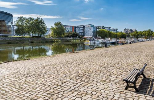 Vieux Malakoff Apartment | Discover L'Idylle: Family-Friendly Stay near Gare and Events