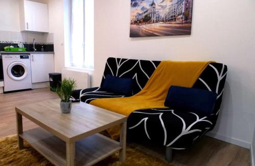 Etampes Apartment | Convenient L’Impérial 4 in CentreVille with Free WIFI