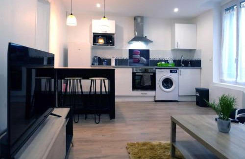Etampes Apartment | Convenient L’Impérial 4 in CentreVille with Free WIFI