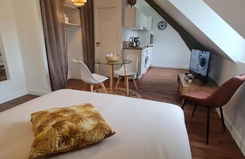 Pontivy Apartment | Top-Rated L'Imperial 9 Studio in City Center, Family Friendly