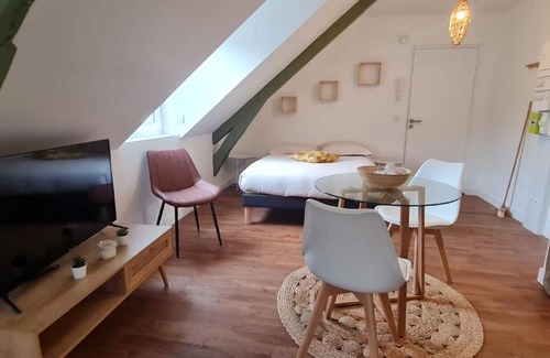 Pontivy Apartment | Top-Rated L'Imperial 9 Studio in City Center, Family Friendly