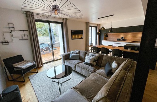 Ville Haute Apartment | Discover L'imprévue: Elegant Stay by Notre-Dame
