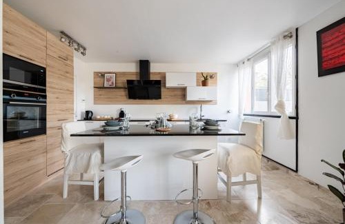 Les Louvrais House | Pet-Friendly L'Impressionniste: Family Welcoming Retreat