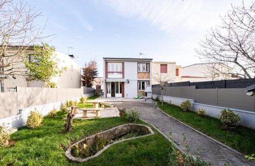 Les Louvrais House | Pet-Friendly L'Impressionniste: Family Welcoming Retreat