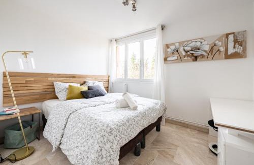 Les Louvrais House | Pet-Friendly L'Impressionniste: Family Welcoming Retreat