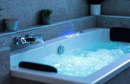 Chambery Apartment | Discover L'instant Léger - Central City Retreat with Hot Tub