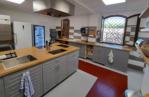 Mons Villa | Cozy Group Retreat at L'interlude with Kitchen & Breakfast