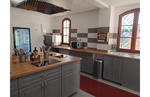 Mons Villa | Cozy Group Retreat at L'interlude with Kitchen & Breakfast