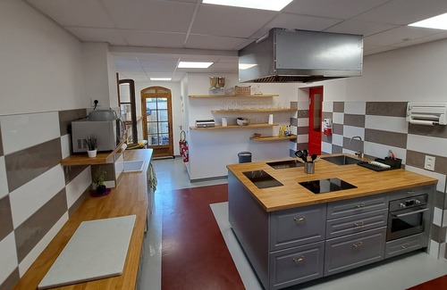 Mons Villa | Cozy Group Retreat at L'interlude with Kitchen & Breakfast