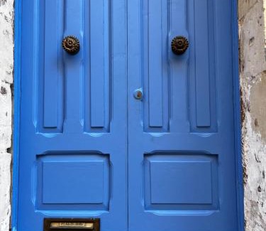 Birgu House | Relax at L-irdoss: Oceanfront Retreat with Pet-Friendly Perks