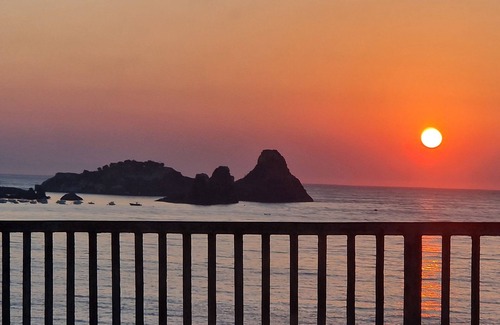 Aci Trezza Apartment | Charming Acitrezza Retreat: L'isola and IFaraglioni House