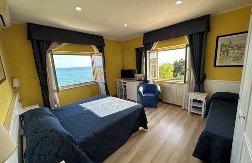 Santa Marinella Hotel | Charming L'Isola: Family-Friendly Stay with Restaurant & Kitchen