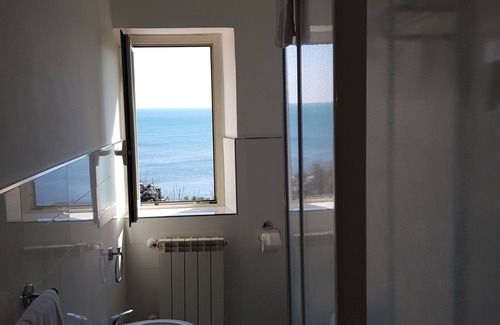 Santa Marinella Hotel | Charming L'Isola: Family-Friendly Stay with Restaurant & Kitchen