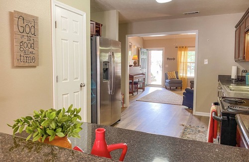 Nashville Condo | Perfect 2 BR Condo with Lake View & Pool Near Airport