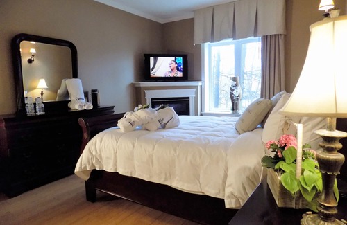 Saint-Eustache Hotel | Relax at L'Oasis de l'Île: Urban Retreat with Pool & Spa