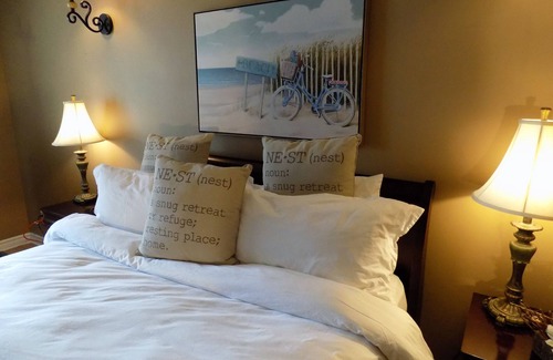 Saint-Eustache Hotel | Relax at L'Oasis de l'Île: Urban Retreat with Pool & Spa