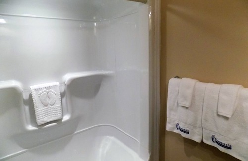 Saint-Eustache Hotel | Relax at L'Oasis de l'Île: Urban Retreat with Pool & Spa