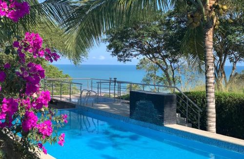 Jama Villa | Relax at L'Oasis Don Juan with Oceanfront Pool Access