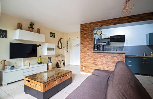 La Lironde Apartment | Discover L'Odyssée: Family-Friendly with Wifi & Parking