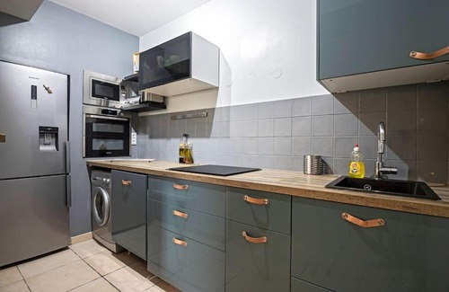 La Lironde Apartment | Discover L'Odyssée: Family-Friendly with Wifi & Parking