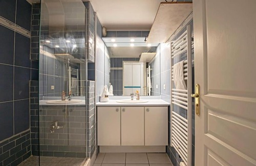La Lironde Apartment | Discover L'Odyssée: Family-Friendly with Wifi & Parking