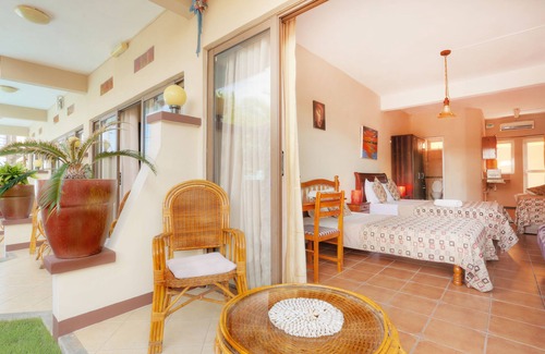 Flic-en-Flac Hotel | Relax at L'Oiseau de l'Océan with Pool and Ocean Views
