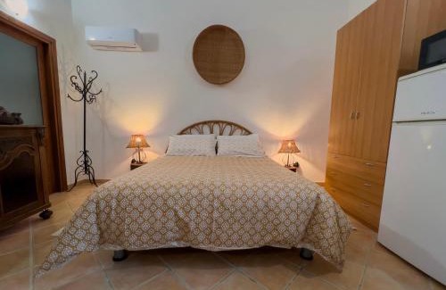 Sa Castangia Apartment | Pet-Friendly L'Olivastro Mini Country House with Ocean Views