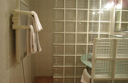 Serviers-et-Labaume Bed & Breakfast | Discover L'Olivier: Family-Friendly Stay with Pool & Dining