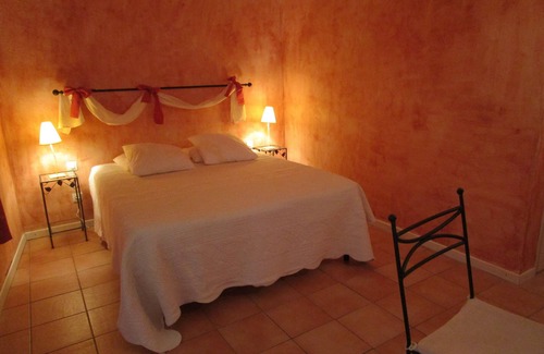 Serviers-et-Labaume Bed & Breakfast | Discover L'Olivier: Family-Friendly Stay with Pool & Dining
