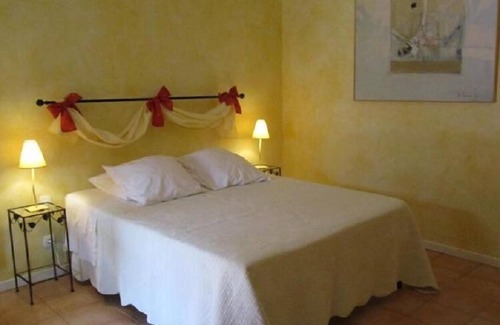 Serviers-et-Labaume Bed & Breakfast | Discover L'Olivier: Family-Friendly Stay with Pool & Dining