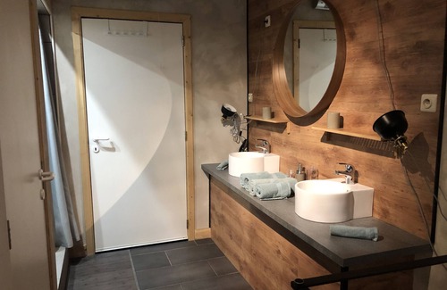 Omal Bed & Breakfast | Discover L'Omalienne: Family-Friendly with Pool & Breakfast