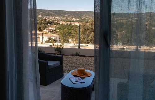 Preconil Apartment | Unforgettable L'Oranger Apartment with Panoramic Village Views