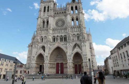 Centre Ville Apartment | Discover L'Oratoire: Family & Pet-Friendly Retreat