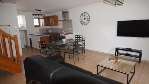 Saint-Laurent-de-Mure House | Highly Rated L'Orchidée: Your Perfect Getaway Near Eurexpo
