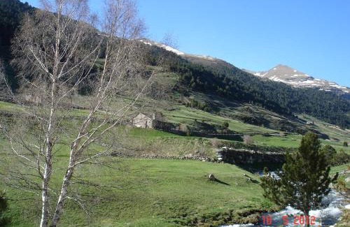 Soldeu Apartment | Discover L'Oreneta: Pet-Friendly Retreat with 9.3/10 Rating