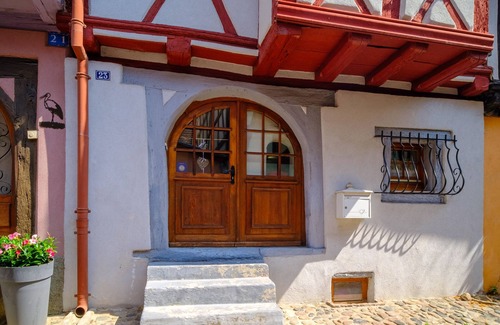 Eguisheim House | Experience L'Oriel du Rempart Nord: Poolside Relaxation