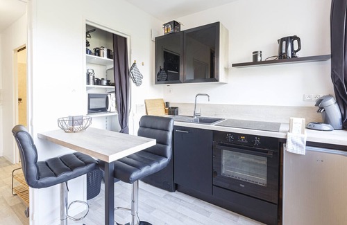 Roseraie - Orgemont Apartment | Cozy Studio Retreat with Kitchen and Spa Access